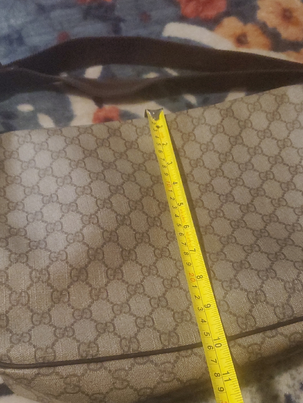 Authentic Large Gucci GG Supreme Crossbody Bag - Picture 6 of 16